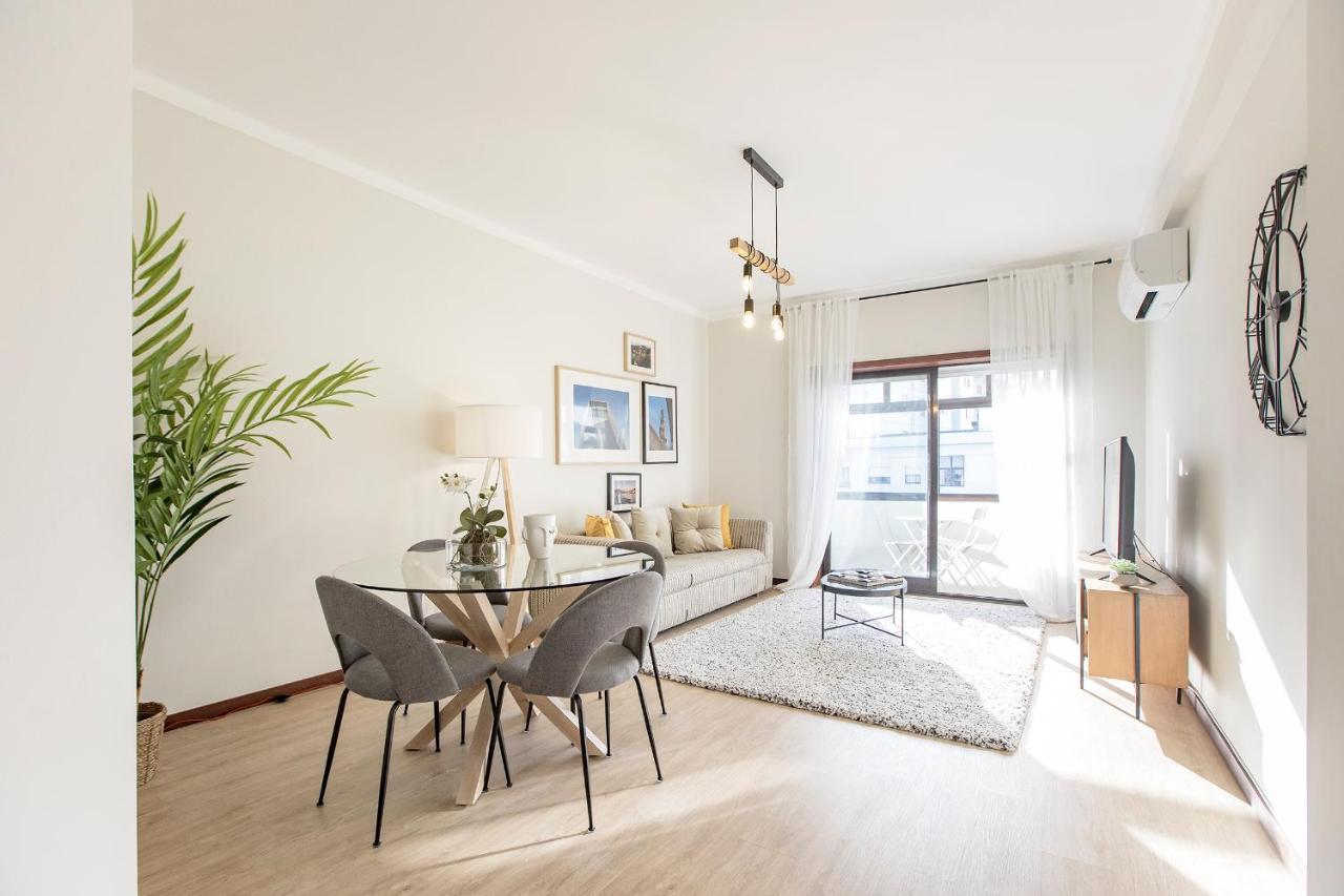 2Br Flat In Bonfim W/ Ac & Balcony By Lovelystay Порто Екстериор снимка