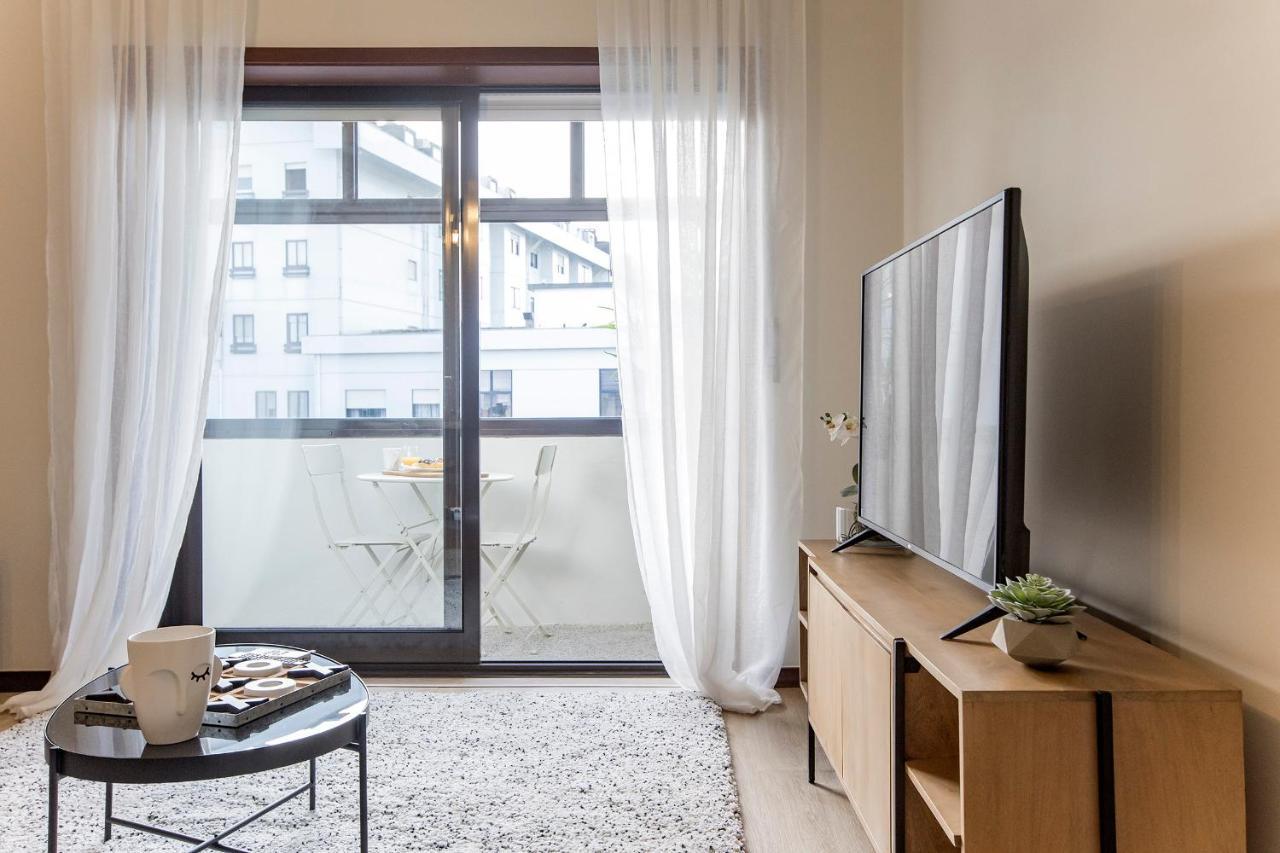 2Br Flat In Bonfim W/ Ac & Balcony By Lovelystay Порто Екстериор снимка